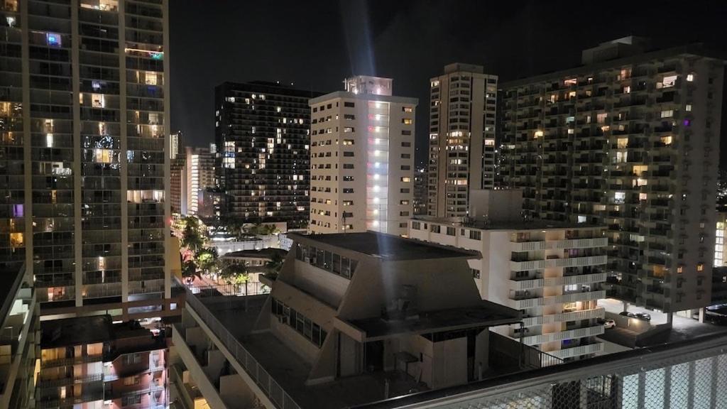 Waikiki Condo 2 Bedrooms 2 Bathrooms With 1 Free Parking Space Гонолулу Экстерьер фото