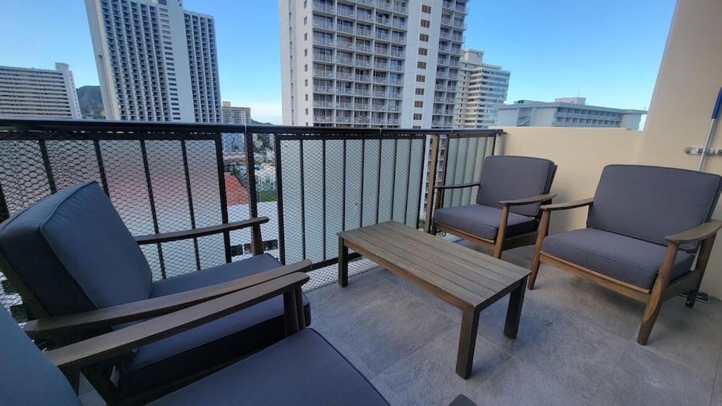 Waikiki Condo 2 Bedrooms 2 Bathrooms With 1 Free Parking Space Гонолулу Экстерьер фото