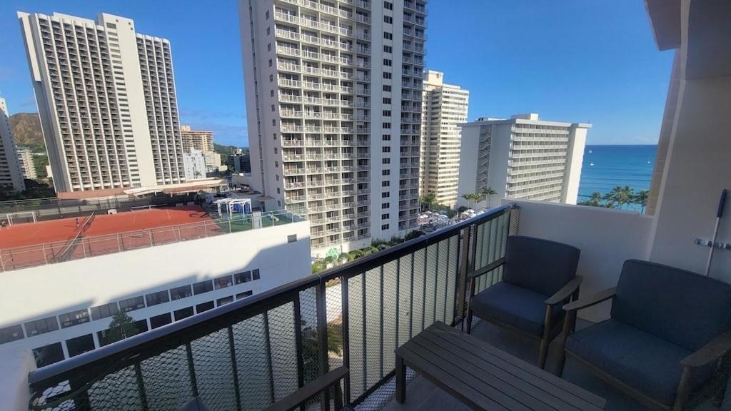 Waikiki Condo 2 Bedrooms 2 Bathrooms With 1 Free Parking Space Гонолулу Экстерьер фото