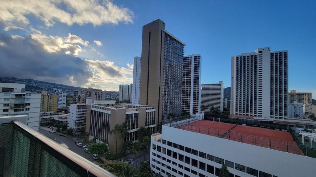 Waikiki Condo 2 Bedrooms 2 Bathrooms With 1 Free Parking Space Гонолулу Экстерьер фото